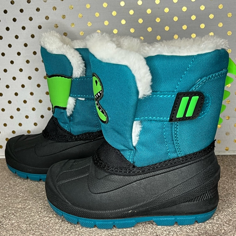 Boy’s blue dinosaur snow boots size 6